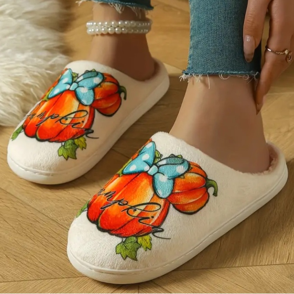Minnie Mouse Head Shape Pumpkin Slippers - Picture 5 of 5